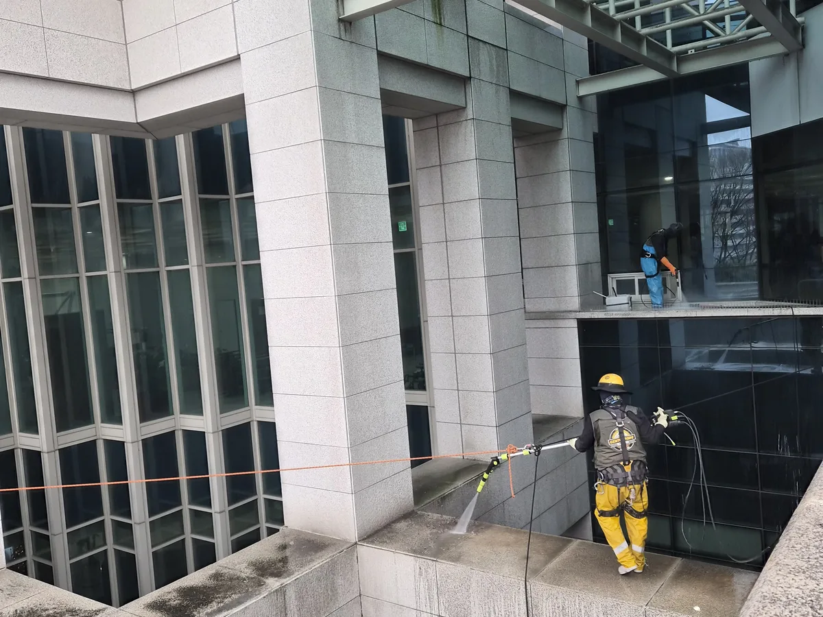 청양군 목면 상가건물 옥상 파라펫 장비 주변 정밀 위생청소 사례 - 행진크린