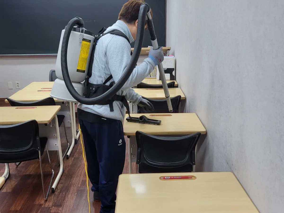 아산시 신창면 학교 현관·중앙홀 바닥 위생청소 사례 - 행진크린