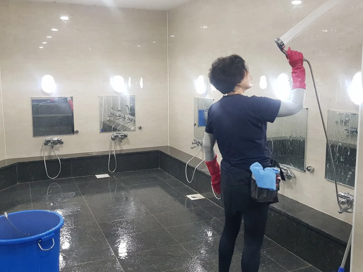 청양군 장평면 목욕탕 탈의실·파우더룸 바닥 위생청소 사례 - 행진크린