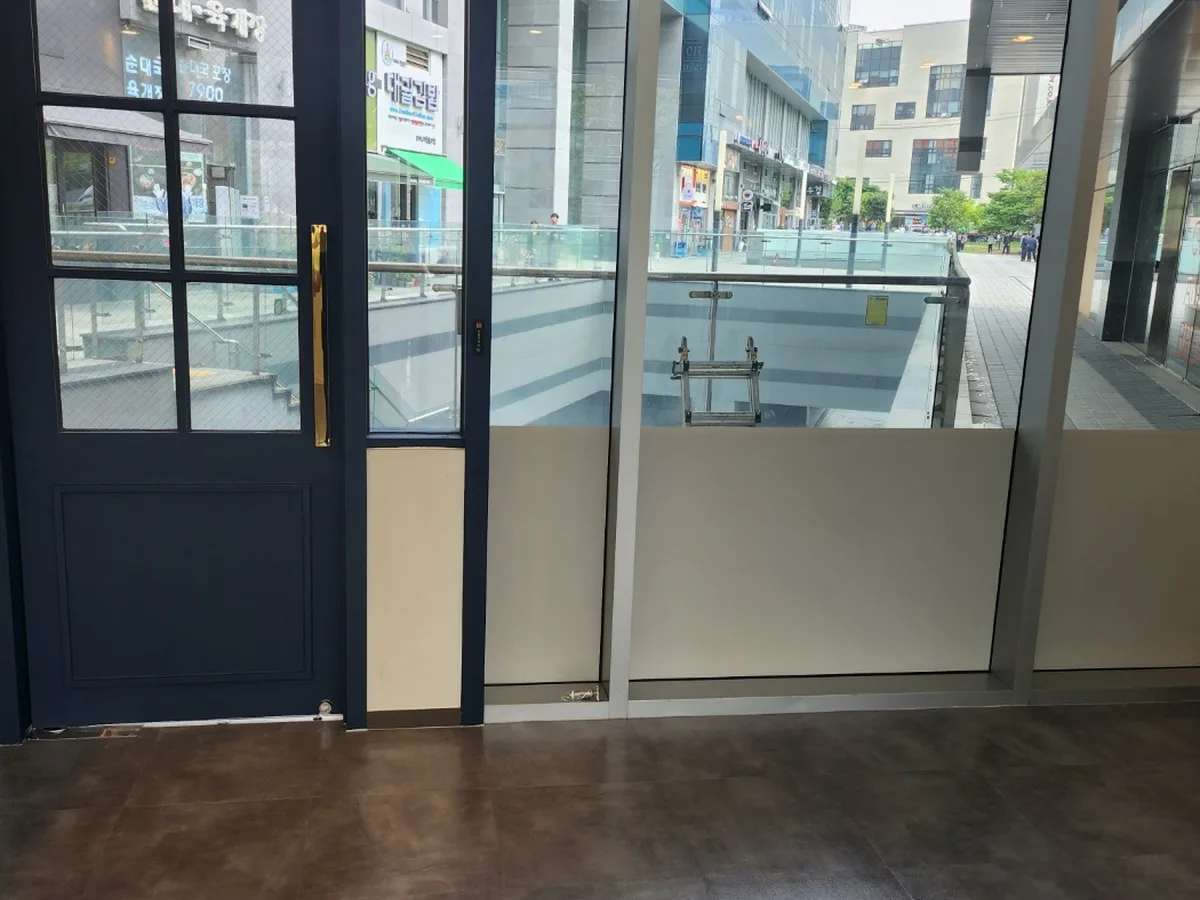 보령시 오천면 현장 출입문·프레임 바닥 위생청소 사례 - 행진크린