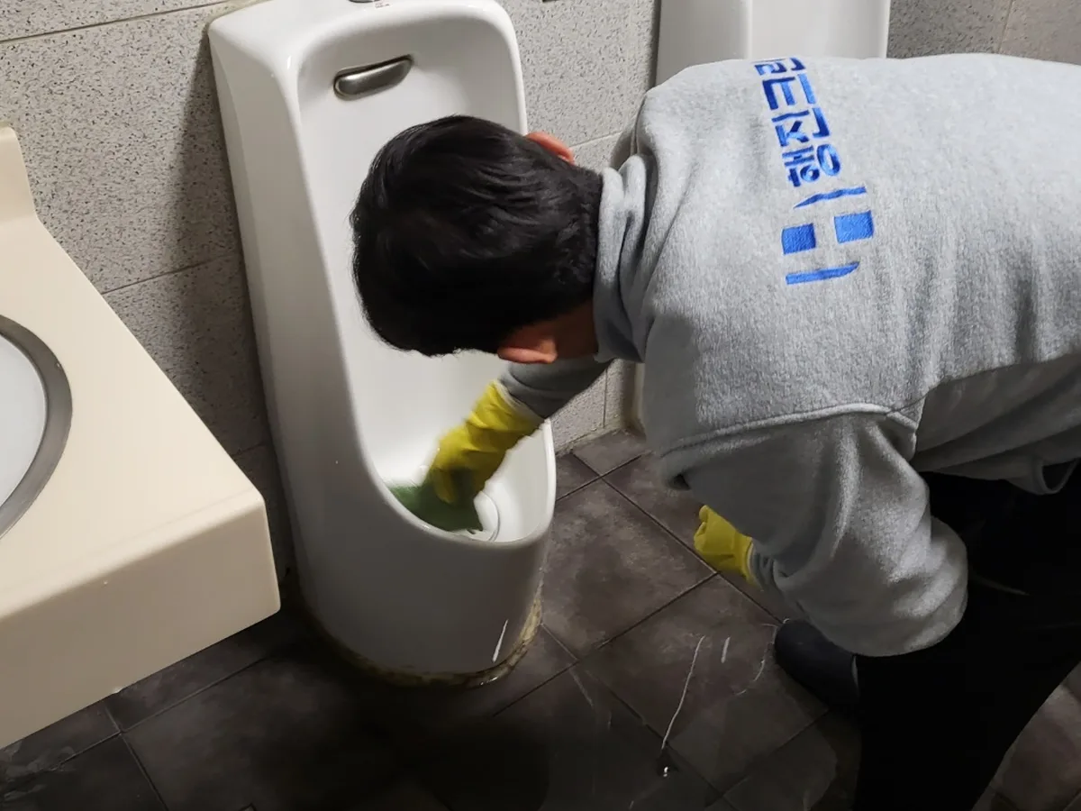 아산시 좌부동 학교 화장실 세면대 살균 위생청소 사례 - 행진크린